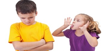 Ребёнок обзывается на родителей и дерётся: что делать?